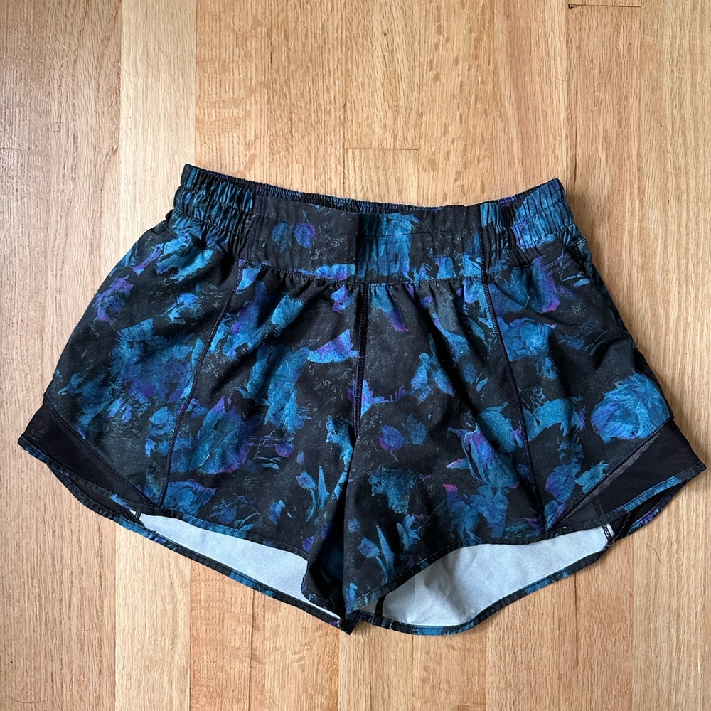 Lululemon Hotty Hot Shorts 4’ floral shift blue multi / black